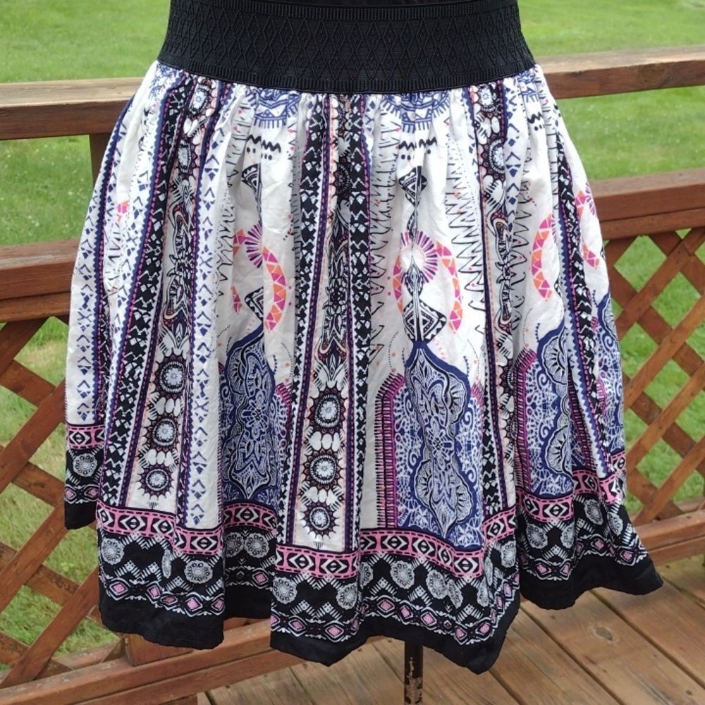Alya White with Geometric Print Elastic Waist Skater Skirt Size Small